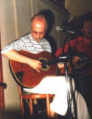 Alex de olho na regulagem do viol�o sintetizado