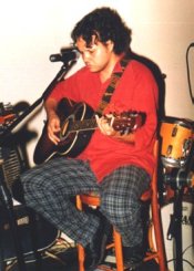 Connan em um momento meditativo do show