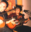 Alex e Connan (atr�s dos microfones)